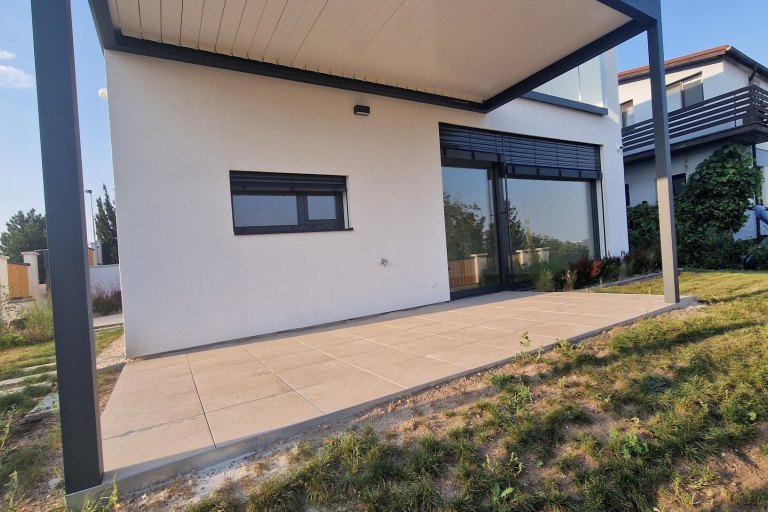 Realizace venkovních žaluzií řízených io - foto č. 19