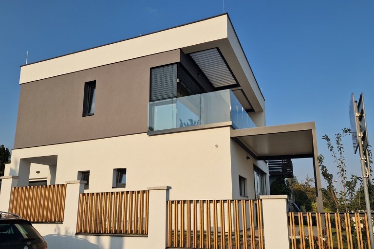 Realizace venkovních žaluzií řízených io - foto č. 18