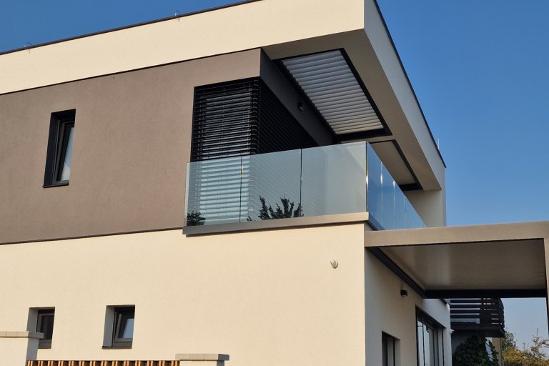 Realizace venkovních žaluzií řízených io - foto č. 17