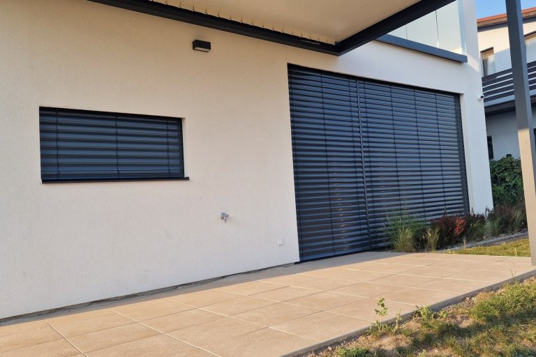 Realizace venkovních žaluzií řízených io - foto č. 14