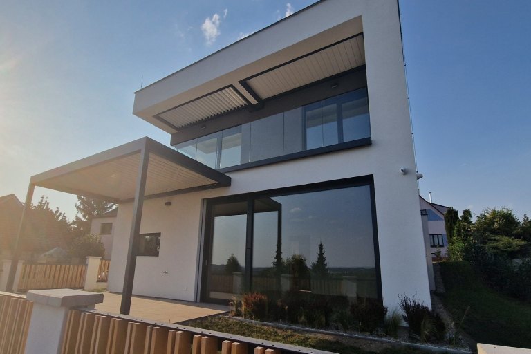 Realizace venkovních žaluzií řízených io - foto č. 13