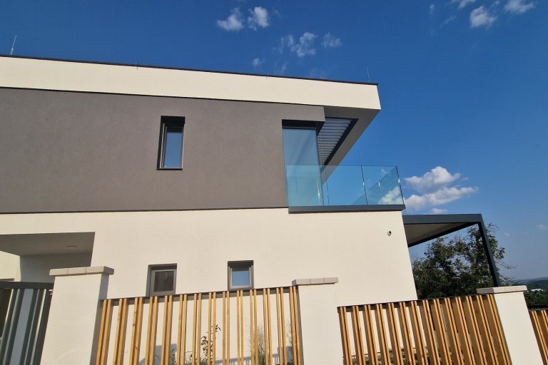 Realizace venkovních žaluzií řízených io - foto č. 12
