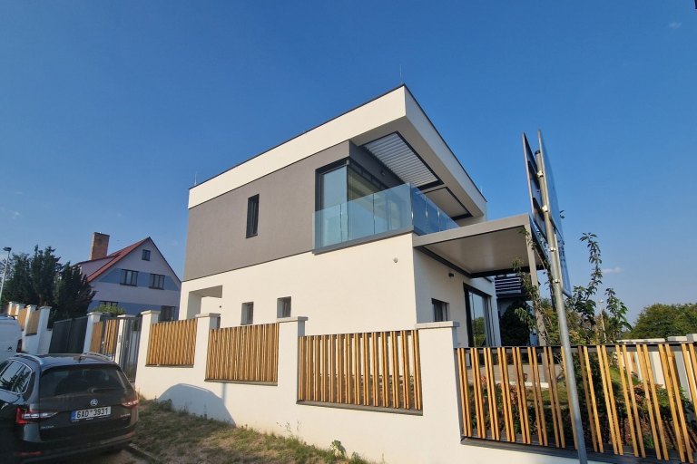 Realizace venkovních žaluzií řízených io - foto č. 10