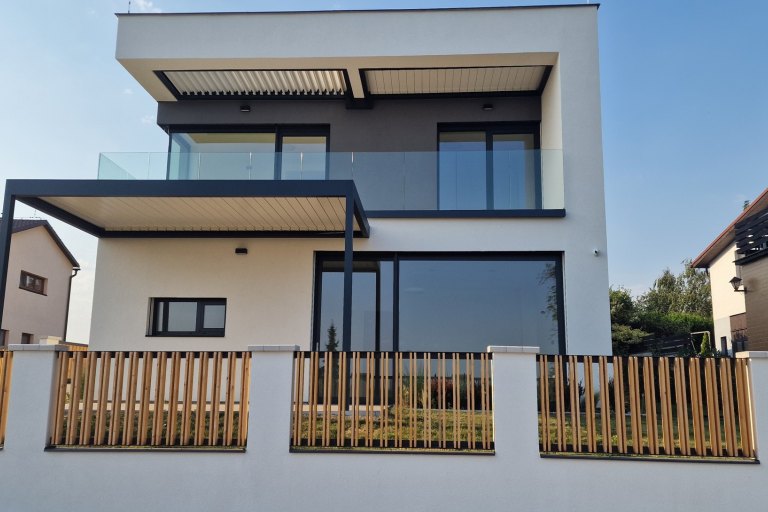 Realizace venkovních žaluzií řízených io - foto č. 9