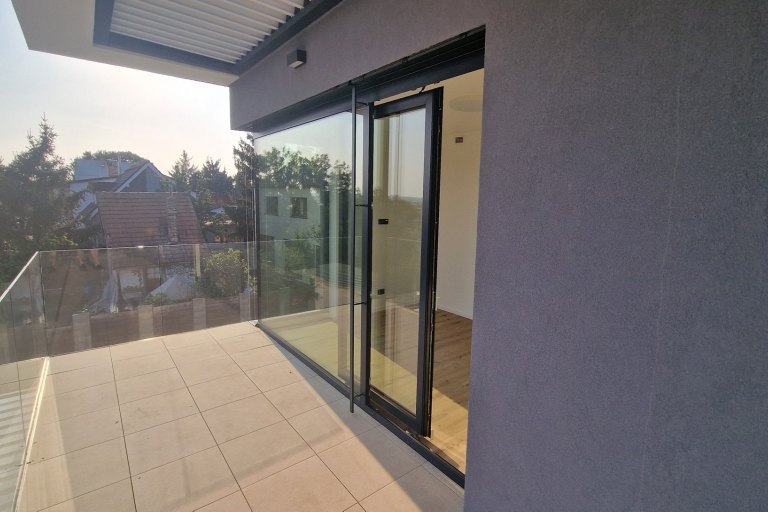 Realizace venkovních žaluzií řízených io - foto č. 7