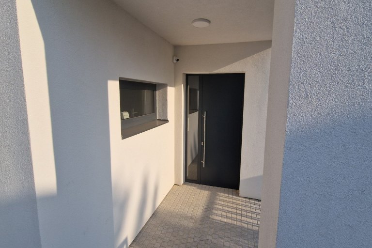 Realizace venkovních žaluzií řízených io - foto č. 4