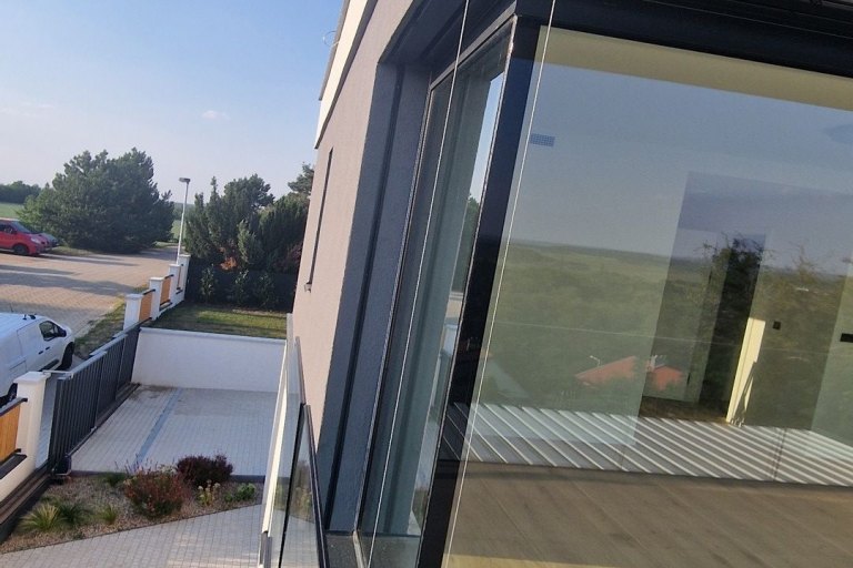 Realizace venkovních žaluzií řízených io - foto č. 2